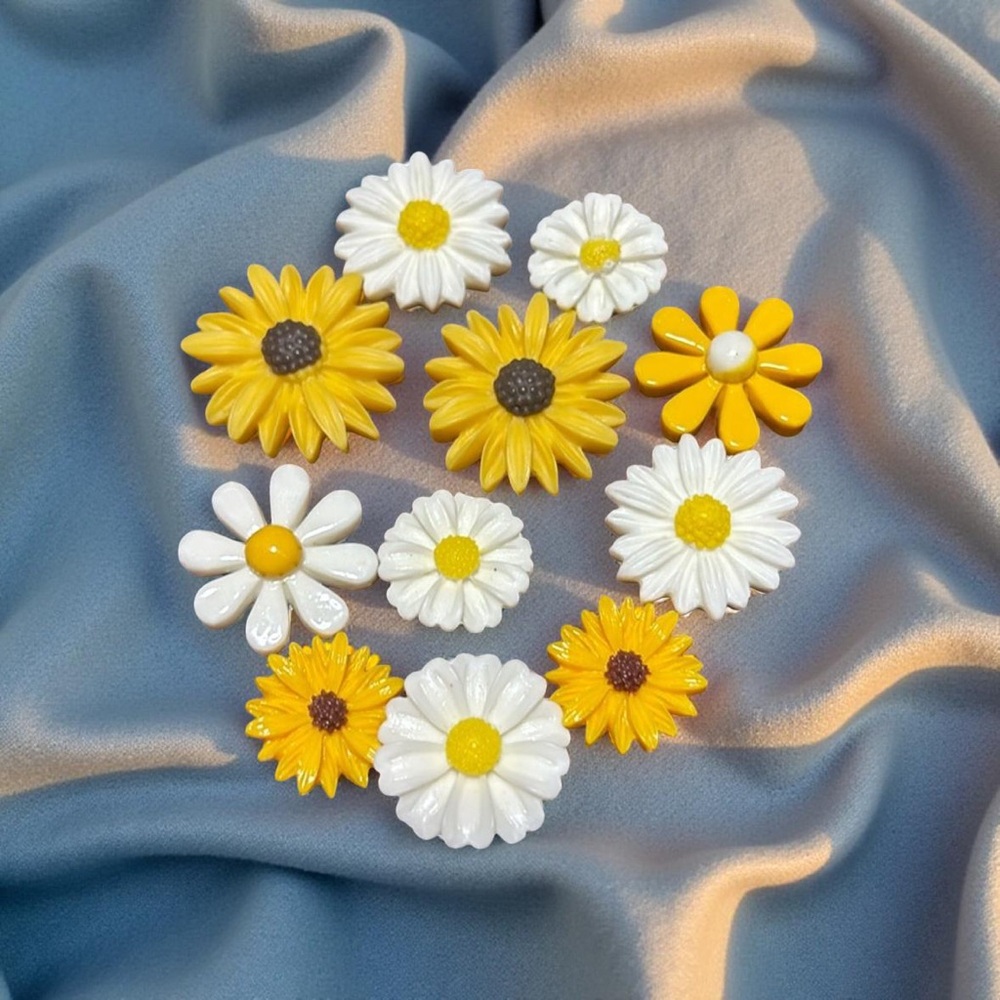 Free w/ $20 Purchase / Daisy & Sunflower Crocs Jibbits Lot#3